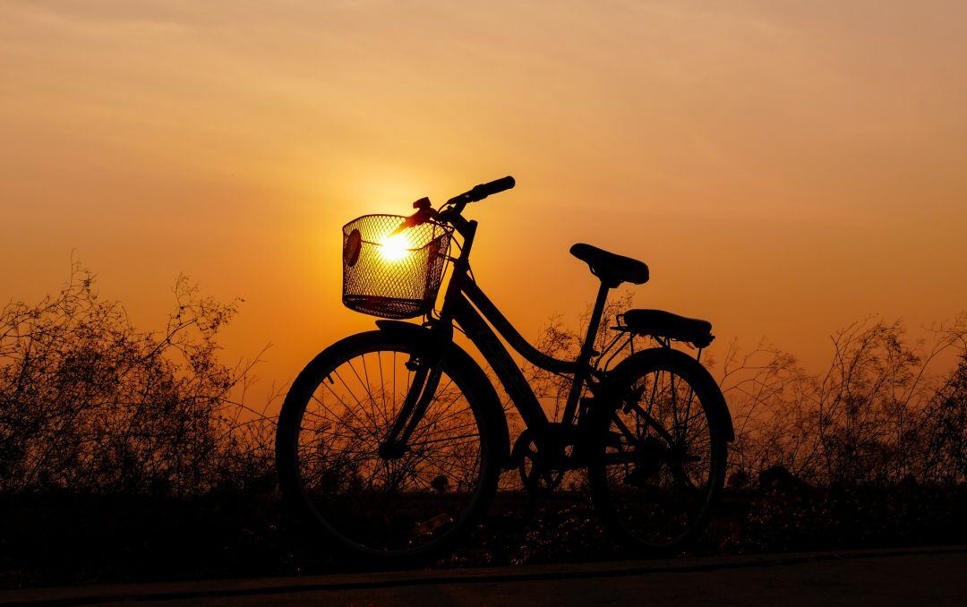 Una bibicleta con el sol de fondo.