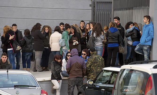 Un grupo de jóvenes, en la entrada del tanatorio de Daganzo, donde han acudido a despedir a Katia Esteban Casielles, de 18 años, una de las tres fallecidas en el recinto de Madrid Aren