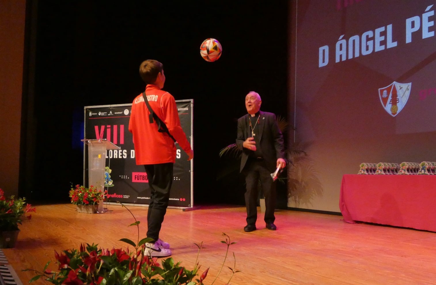 Ángel Pérez recibió el Trofeo Honorífico Local en la gala del deporte de Gráficas Barbastro-Monzón. Foto: Jorge Mazón