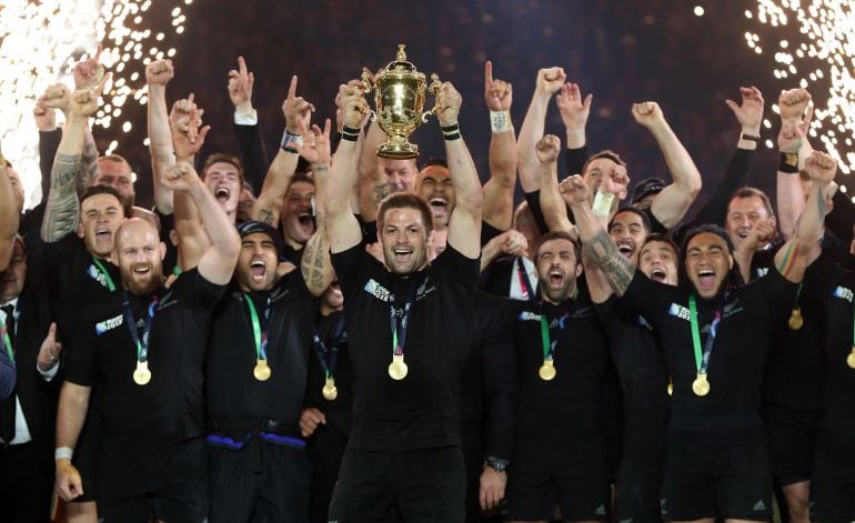 Richie McCaw, capitán de Nueva Zelanda, levanta la Copa del Mundo ganada en la final ante Australia.