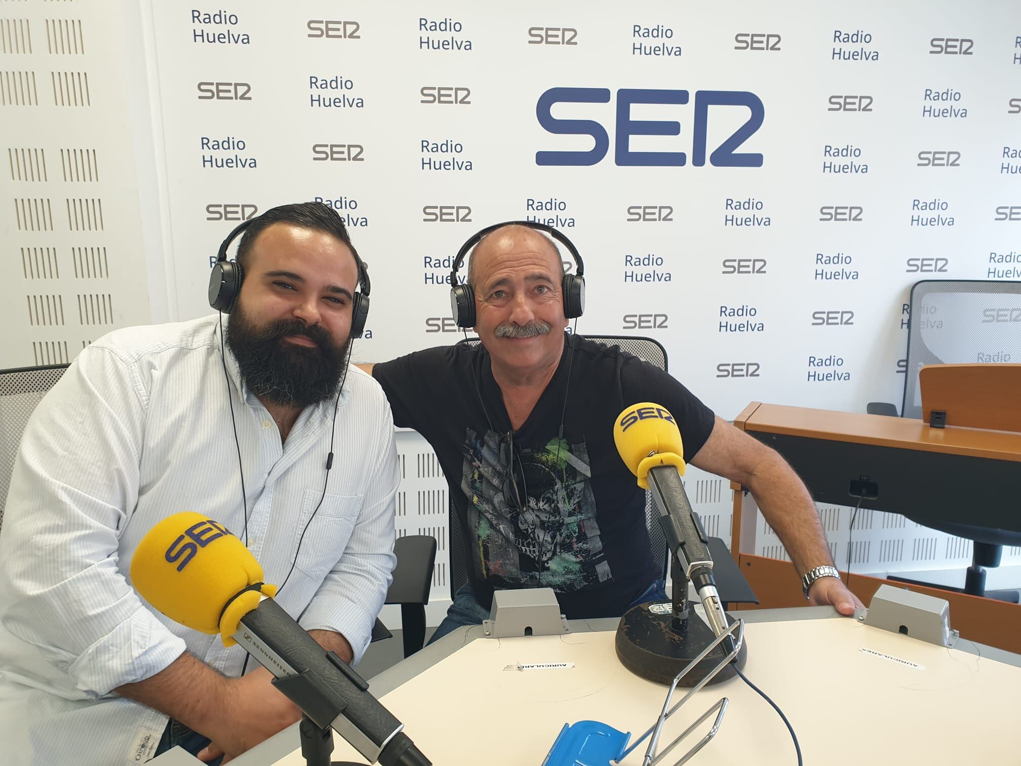 El imaginero onubense Andrés Cantero junto al ex director de la Escuela de Arte León Ortega de Huelva