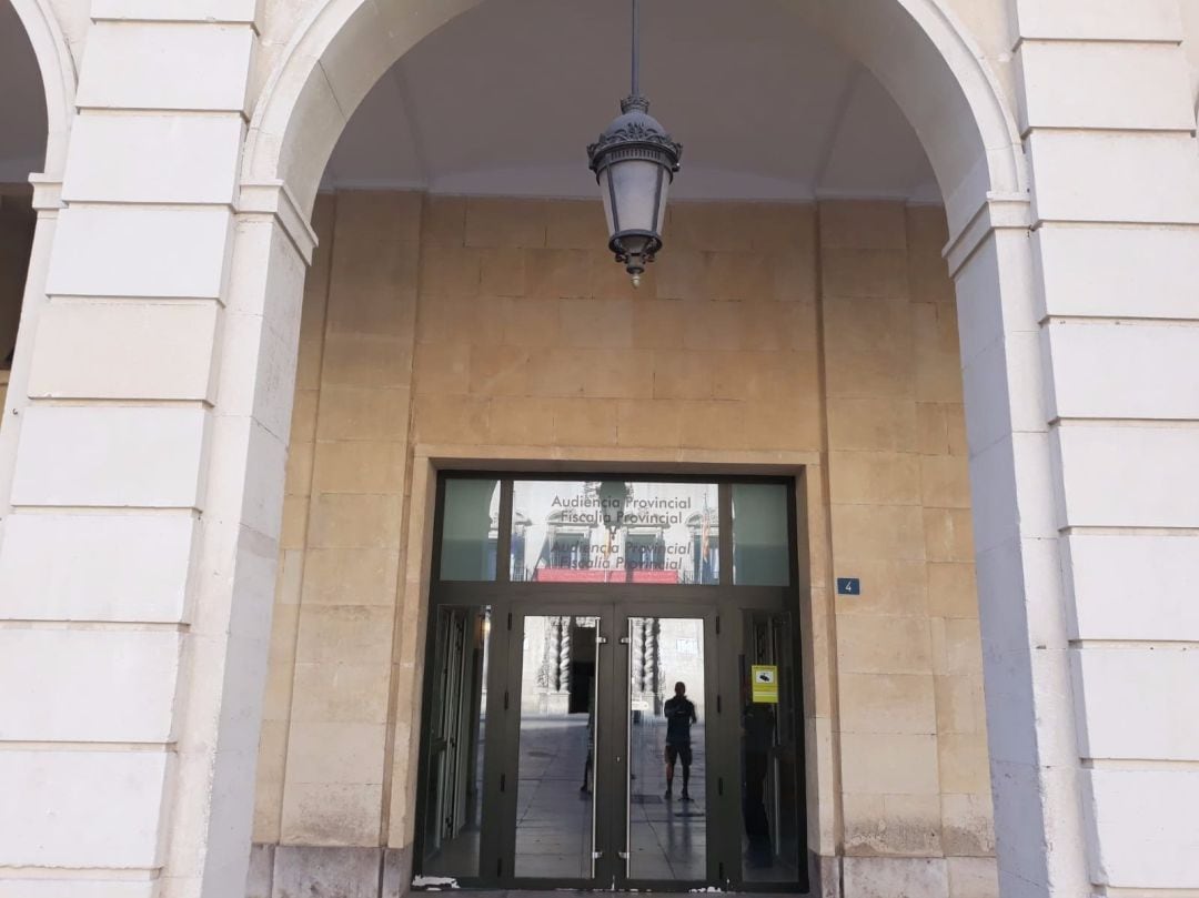 Puerta de acceso a la Audiencia Provincial de Alicante.