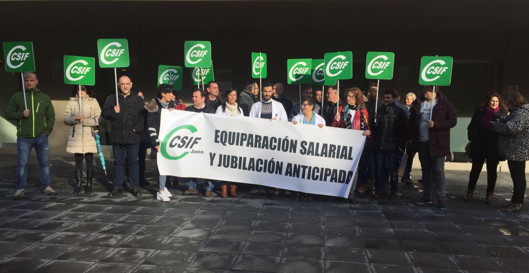 Miembros de CSIF se han concentrado a las puertas del Hospital Médico Quirúgico