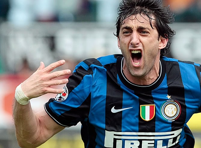 Diego Milito celebra el gol que le ha dado al Scudetto