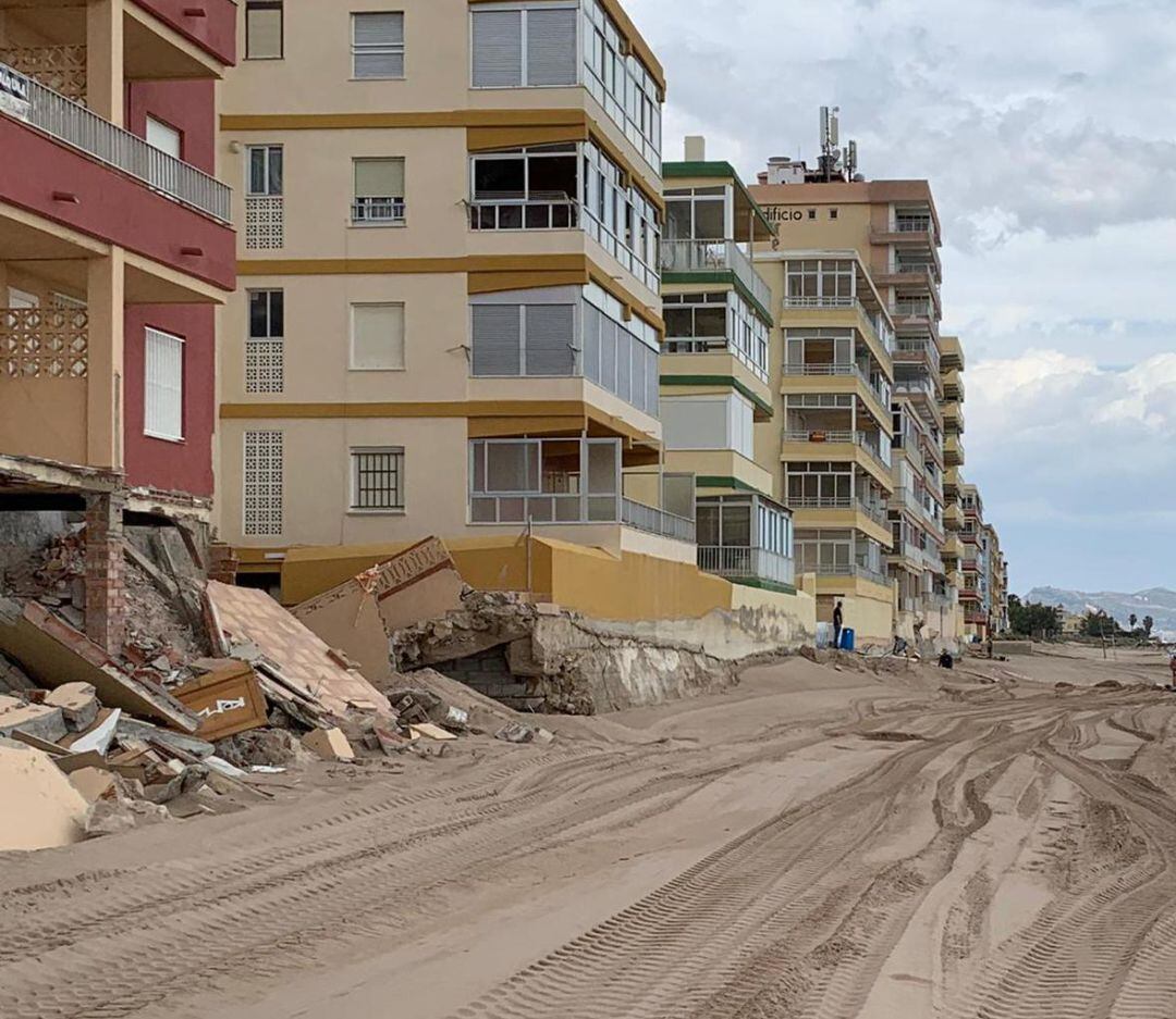 Imagen de archivo de destrozos causados por un temporal en la playa de Tavernes de la Valldigna