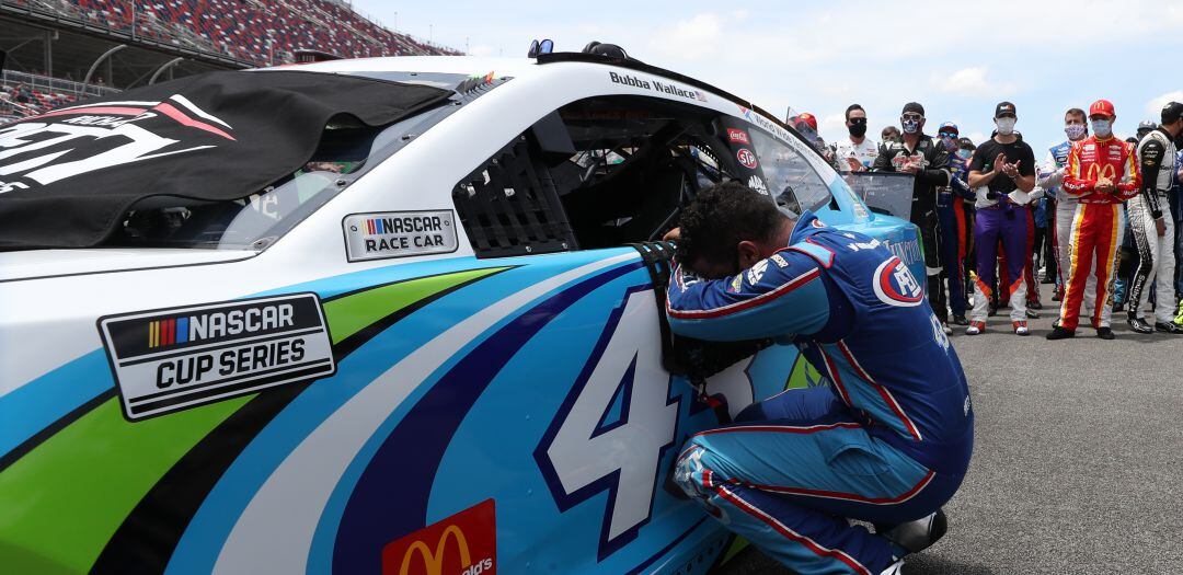 Bubba Wallace, emocionado durante el homenaje que la NASCAR le brindó tras ser amenazado de muerte