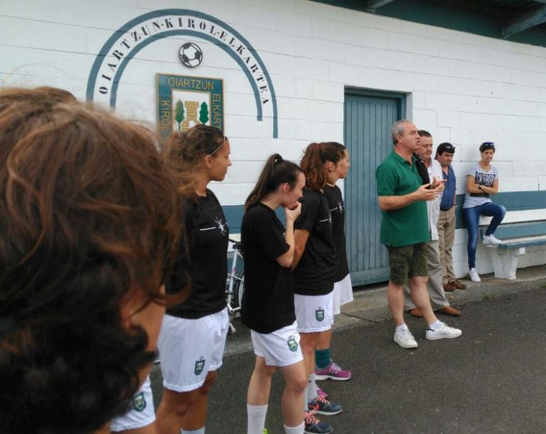 Jon Alkorta se dirige a las jugadoras antes de la primera sesión de entrenamiento