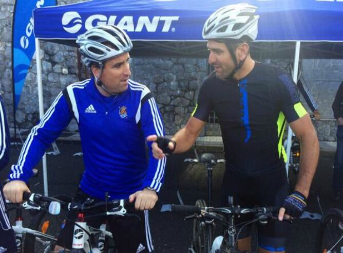 Jagoba Arrasate y Abraham Olano dialogan antes de iniciar la marcha