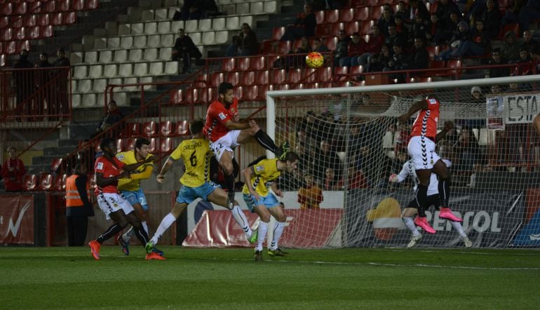 Els jugadors del Nàstic i el Lugo disputen una pilota aèria.