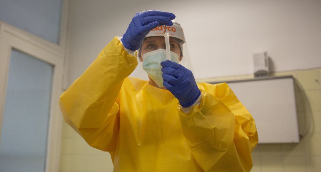 Una sanitaria sostiene uno de los test rápidos de antígenos de detección de coronavirus.