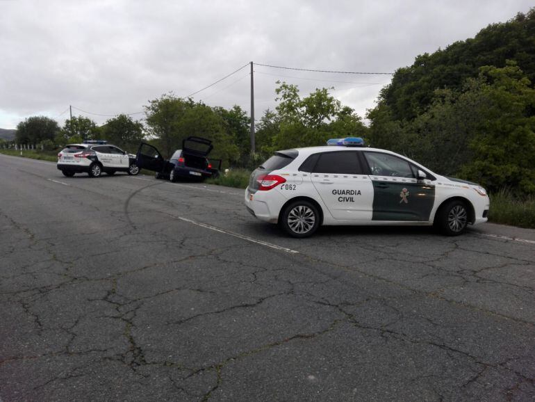 La Guardia Civil de Tráfico detenía al conductor y al ocupante de un vehículo que se dieron a la fuga en un control de alcoholemia y embistieron un vehículo de los agentes.