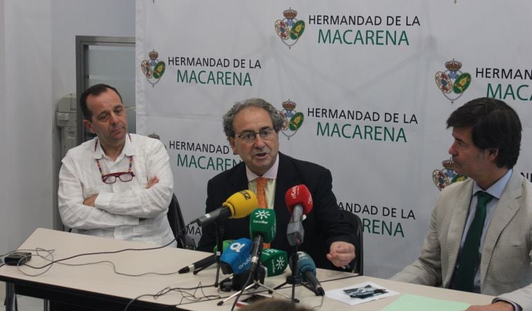 De izquierda a derecha, en la rueda de prensa de este miércoles, el arquitecto Rafael Cuadrado, el hermano mayor de La Macarena, José Antonio Fernández Cabrero; y Miguel Rus, responsable de la empresa Heliopol, que ha sido la encargada de ejecutar la obra