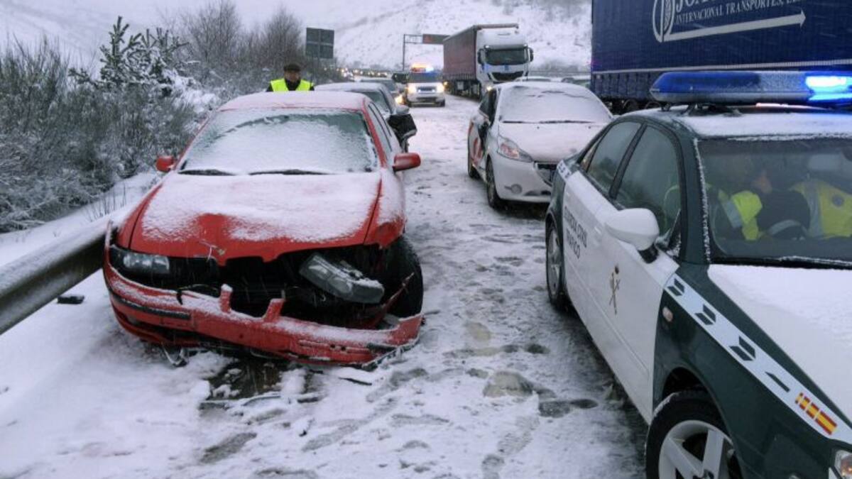 Una tormenta de nieve provoca el caos en plena autopista en Galicia