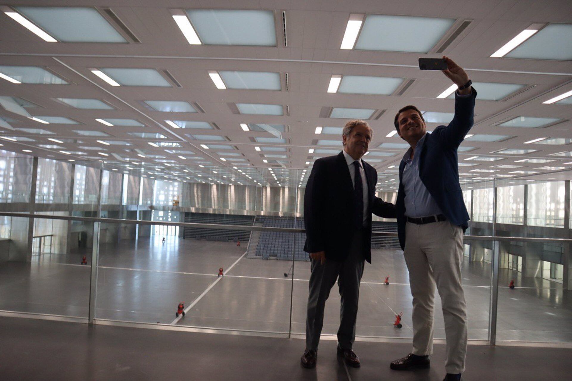 José María Bellido y Salvador Fuentes se toman un selfie en la inauguración del Centro de Ferias y Convenciones de Córdoba