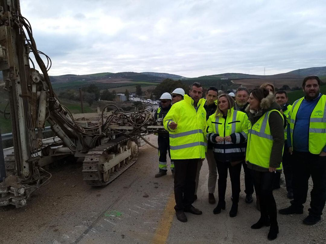 La consejera Marifrán Carazo ha visitado el inicio de las obras junto a varios alcaldes de municipios cercanos a la vía