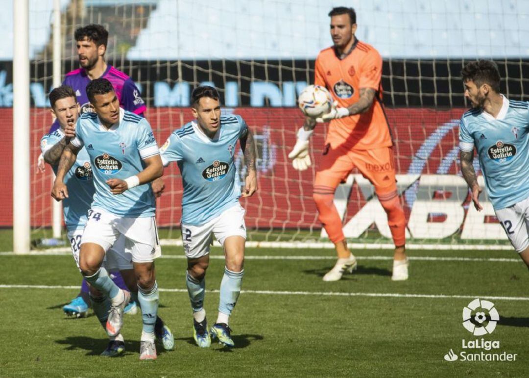 Los jugadores del Celta felicitan a Jeison Murillo tras marcar el gol de empate ante el Valladolid.