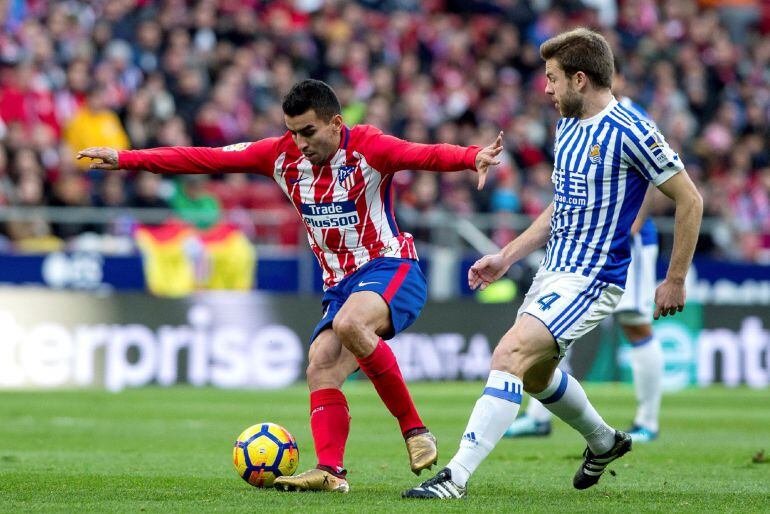 Correa disputa un balón con Illarramendi
