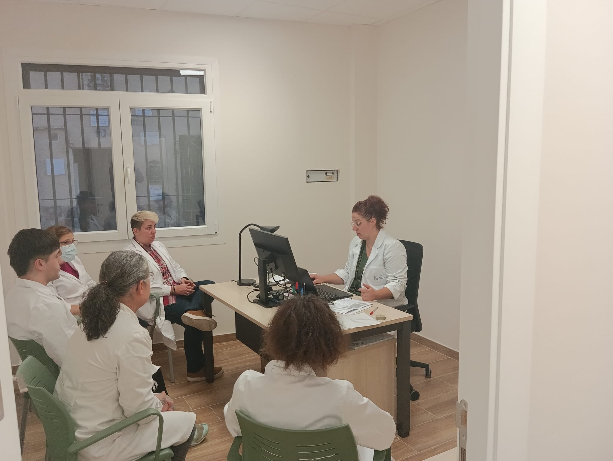 Parte del personal que atenderá el centro