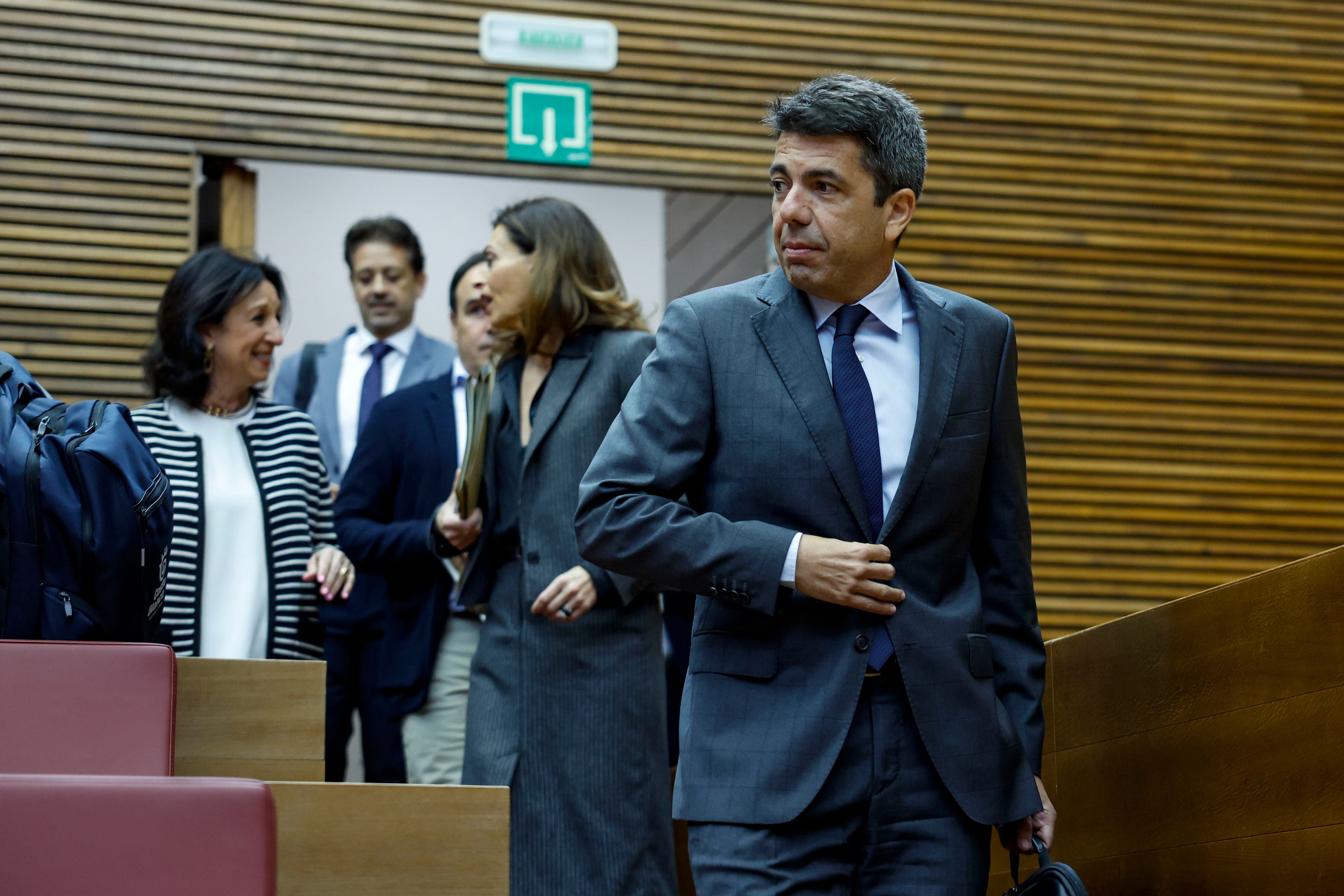 GRAFCVA6649. VALÈNCIA, 26/03/2025.- El president de la Generalitat, Carlos Mazón, a su llegada a una nueva sesión de control en Les Corts en la que la gestión de la dana del 29 de octubre centrará nuevamente el pleno, y a quien la oposición volverá a exigir su dimisión mientras Vox le preguntará si cree que la izquierda va a colaborar en la reconstrucción. EFE/Ana Escobar