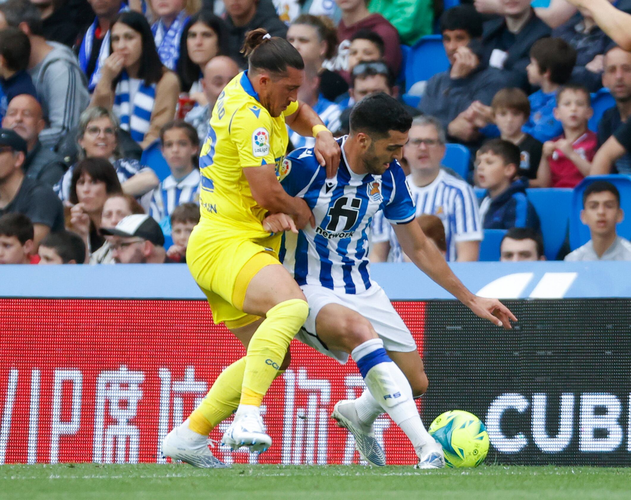 Real Sociedad's midfielder Mikel Merino (R) duels for the ball against Cadiz's Uruguayan defender Luis Alfonso 'Pacha' Espino (L) during their Spanish LaLiga soccer match between Real Sociedad and Cadiz CF at Anoeta stadium in San Sebastian, Basque Country, Spain, 12 May 2022. EFE/ Javier Etxezarreta