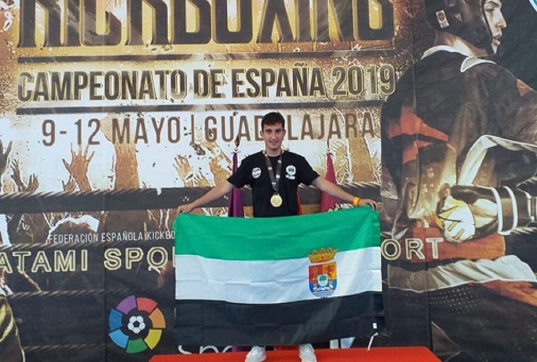 Julián Lozano posa con la bandera de Extremadura tras su consecución del campeonato de España