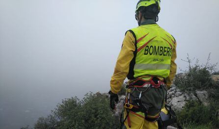 Agentes del GERA buscan en las zonas de difícil acceso en el Molló de la Creu