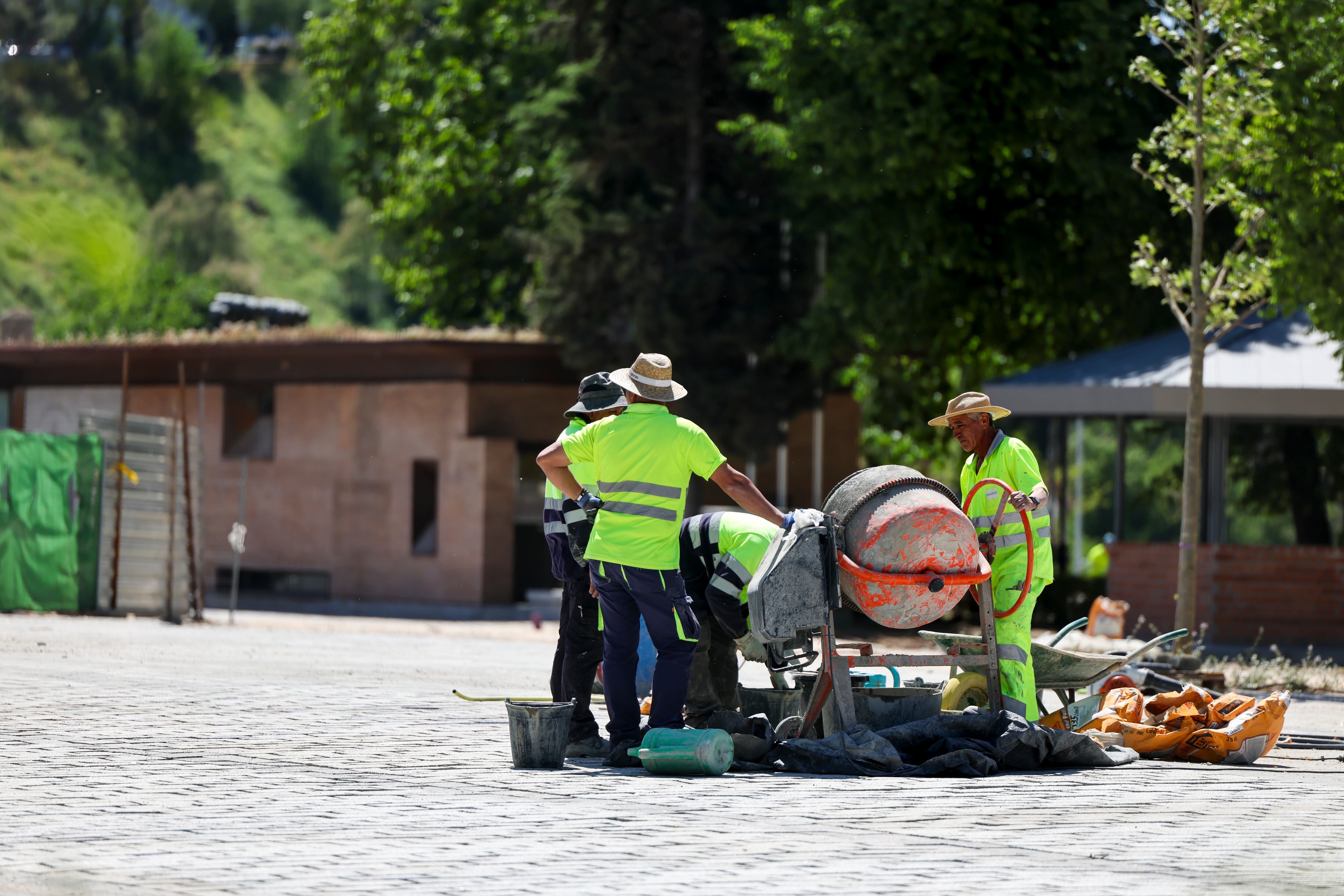 TOLEDO, 28/04/2026.- Trabajadores de la construcción durante su jornada laboral, este martes en Toledo. El mercado laboral perdió 170.300 ocupados entre enero y marzo pasados y sumó 231.500 desempleados, un periodo habitualmente desfavorable para el empleo que deja el peor primer trimestre desde 2013 en términos de desempleo, lo que ha situado la tasa de paro de nuevo por encima del 10 % (10,83 %). EFE/Ismael Herrero