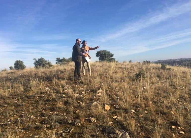 El diputado socialista Borja Lavandera junto a la alcaldesa de Adrada de Pirón Ruth Sanz durante la visita a los terrenos donde se pretende instalar un aerogenerador de grandes dimensiones.