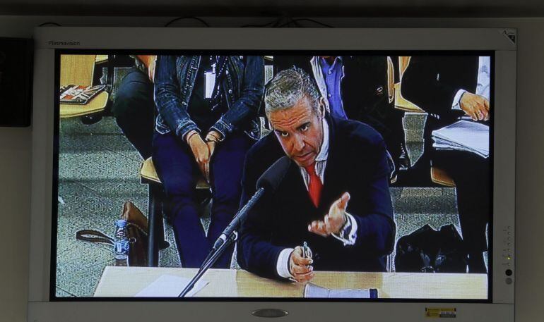El exedil de Hacienda de Pozuelo de Alarcón (Madrid) Roberto Fernández, en una imagen del monitor de la sala de prensa de la Audiencia Nacional en San Fernando de Henares, durante su declaración hoy en el macrojuicio de la trama Gürtel.