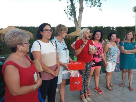 Momento de entrega, a la representante de Pídeme la Luna, de la recaudación, en presencia de la concejala de Asuntos Sociales