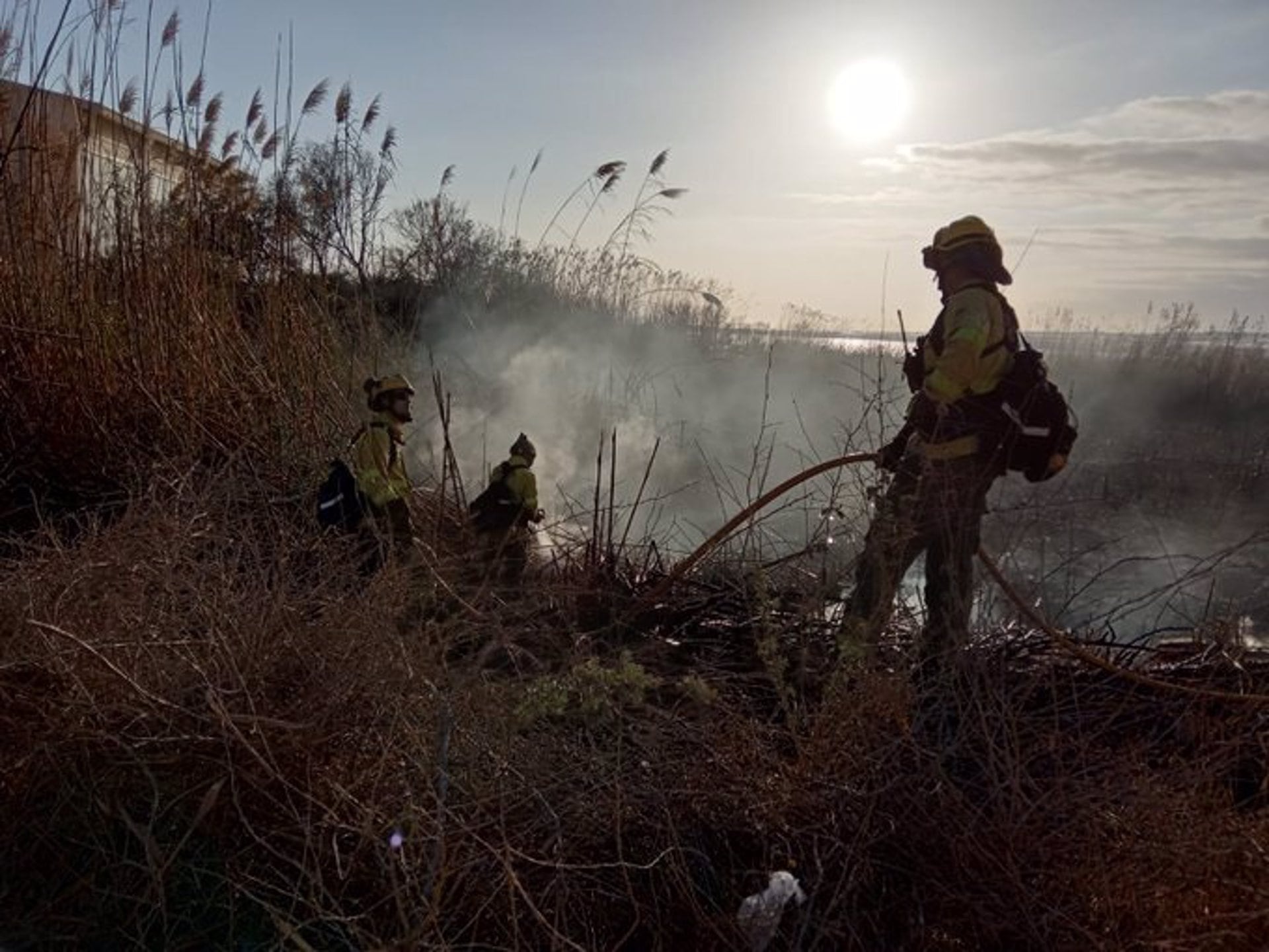 Un bombero forestal en labores de remate en el paraje