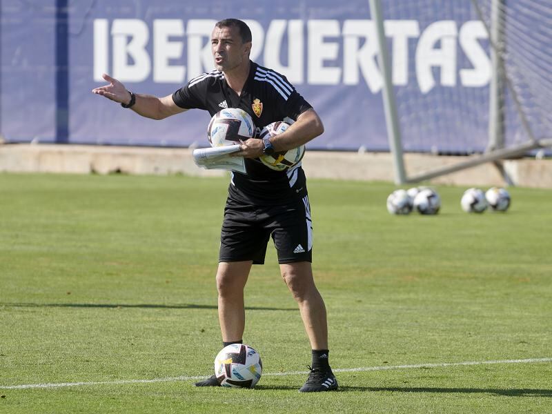 Juan Carlos Carcedo da instrucciones durante un entrenamiento en la Ciudad Deportiva