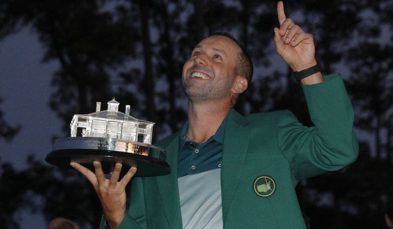 Sergio García señala al cielo con el trofeo de ganador del Masters de Augusta