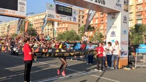 Peres Jepchirchir proclamándose ganadora en la categoría femenina