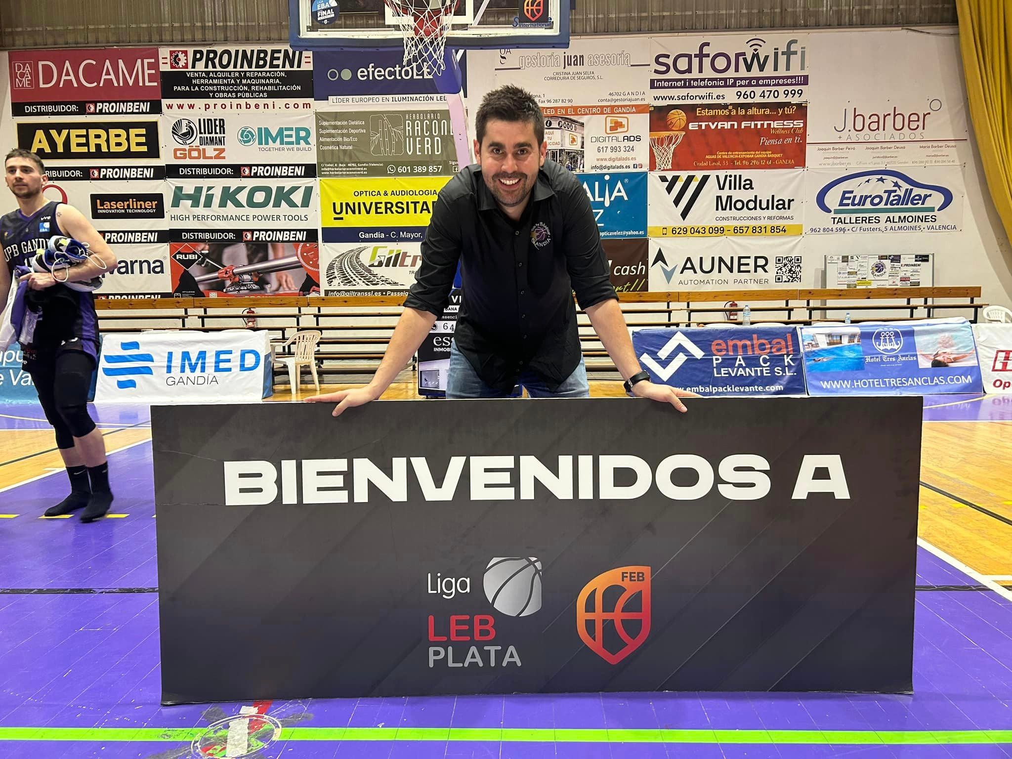 Alejandro Mesa con el cartel del ascenso a LEB Plata