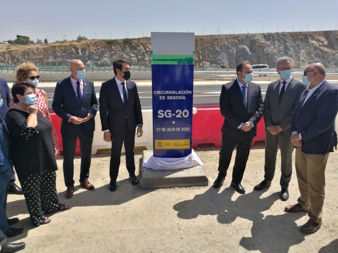 Momento de la inaguración de las obras con la presencia del ministro de transportes José Luis Ábalos y el consejero de Fomento Juan Carlos Suárez Quiñones acompañados por otras autoridades 