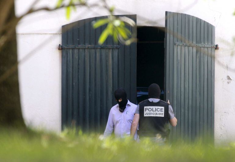 La Guardia Civil y la Policía francesa, en el zulo de una vivienda ubicada en el centro de Biarritz