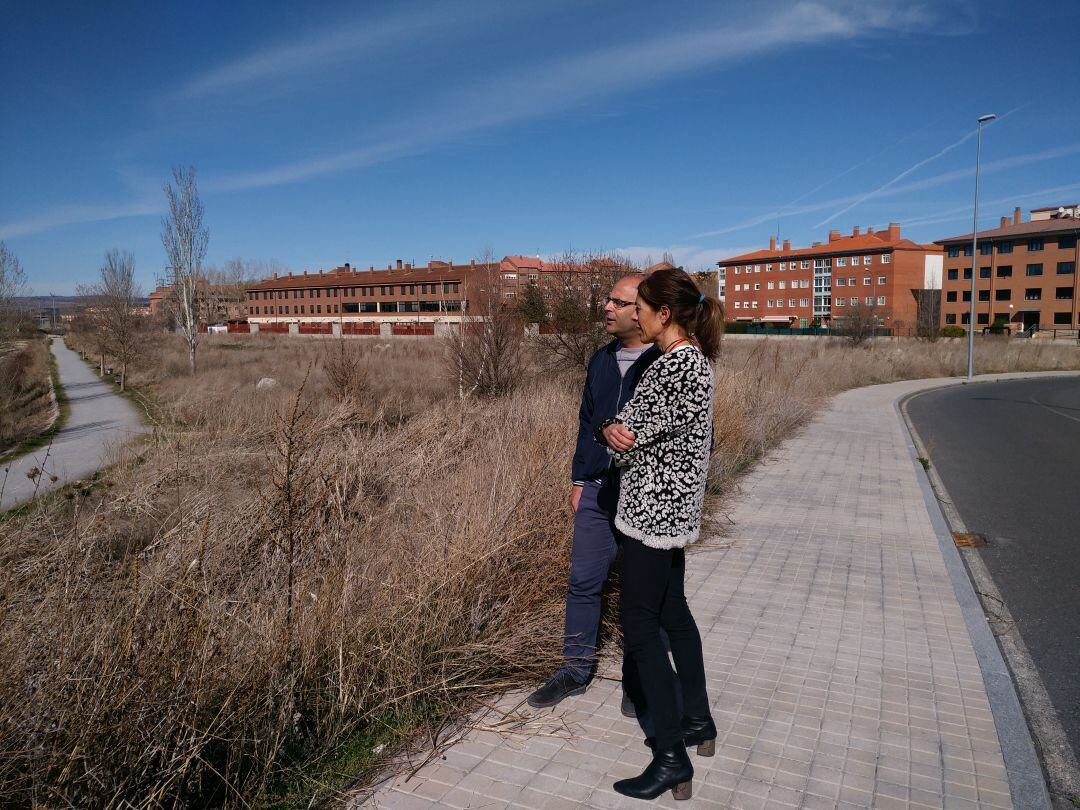 Los concejales del PSOE, Yolanda Vázquez y Josué Aldudo