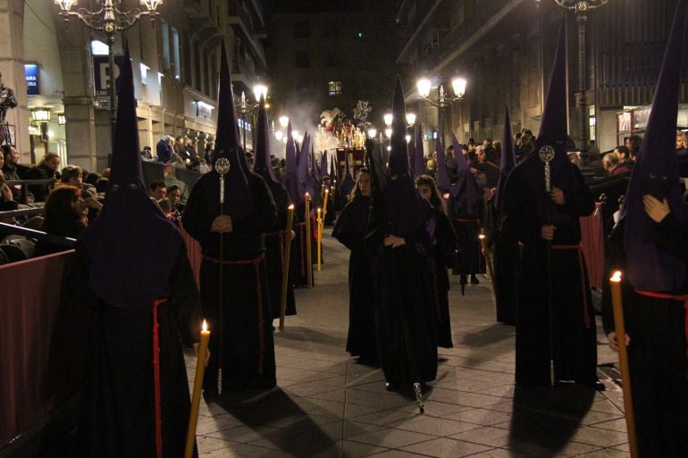 La hermandad de La Humildad a su paso por la Carrera Oficial en la calle Ángel Ganivet