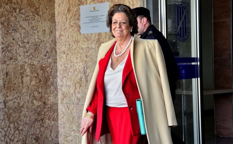 La exalcaldesa de Valencia Rita Barberá, a su salida de la Audiencia de Palma tras prestar declaración en el juicio de Nóos