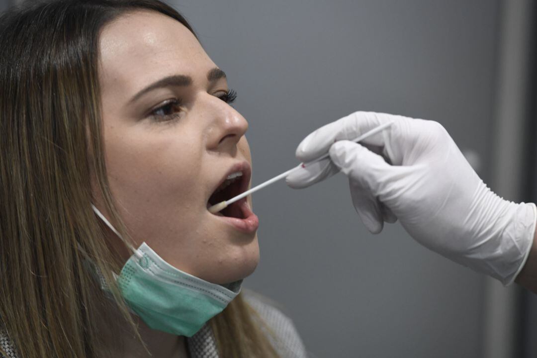 Una joven pasando por una prueba del coronavirus en nuestro país. 
 
 