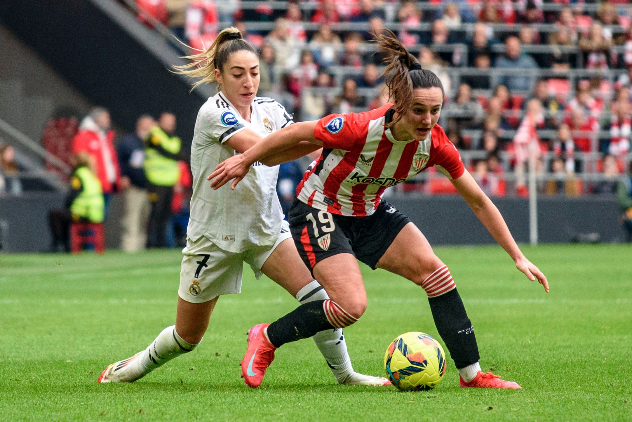 one Amezaga disputa el balón con la defensa del Real Madrid Olga Carmona durante el encuentro de la Liga F entre el Athletic de Bilbao y el Real Madrid, disputado San Mamés