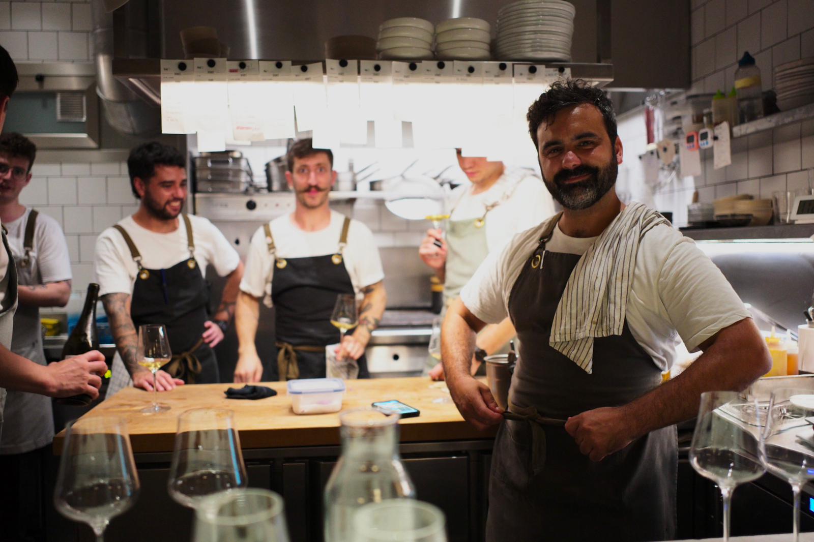 Carles Pérez de Rozas (d), en la cocina de Berbena.