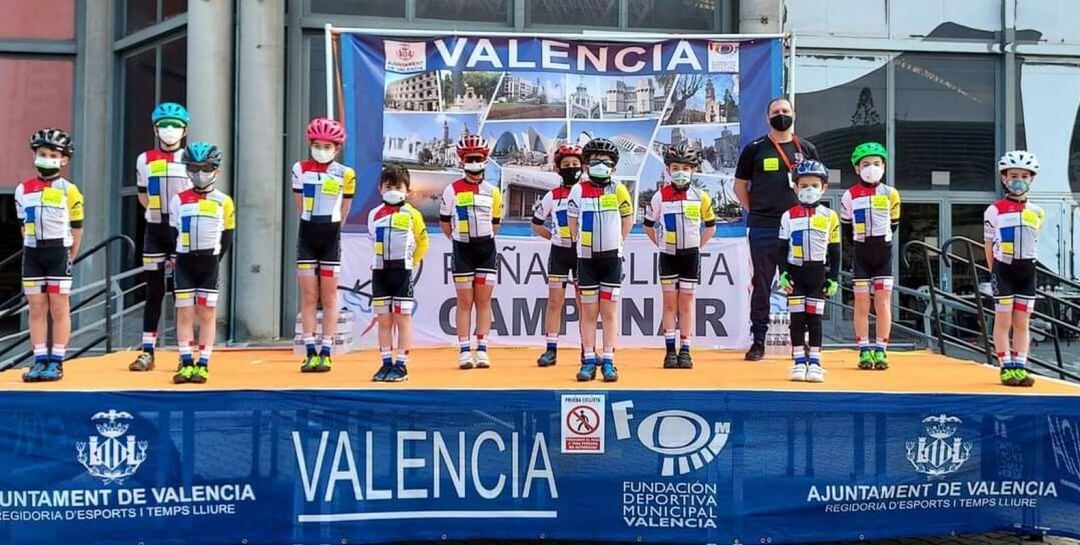 Presentación de los jóvenes ciclistas de la escuela junto a su entrenador Javi Puente