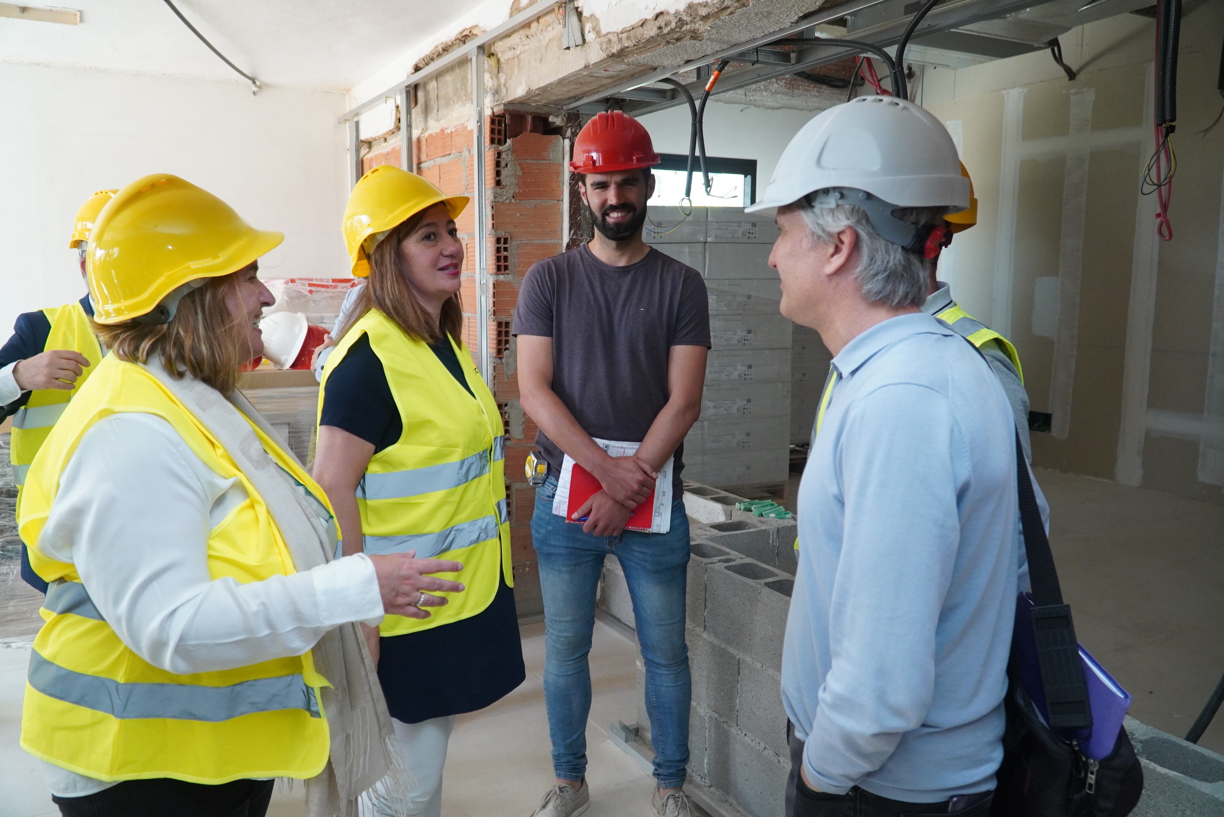 Un momento durante la visita a las obras