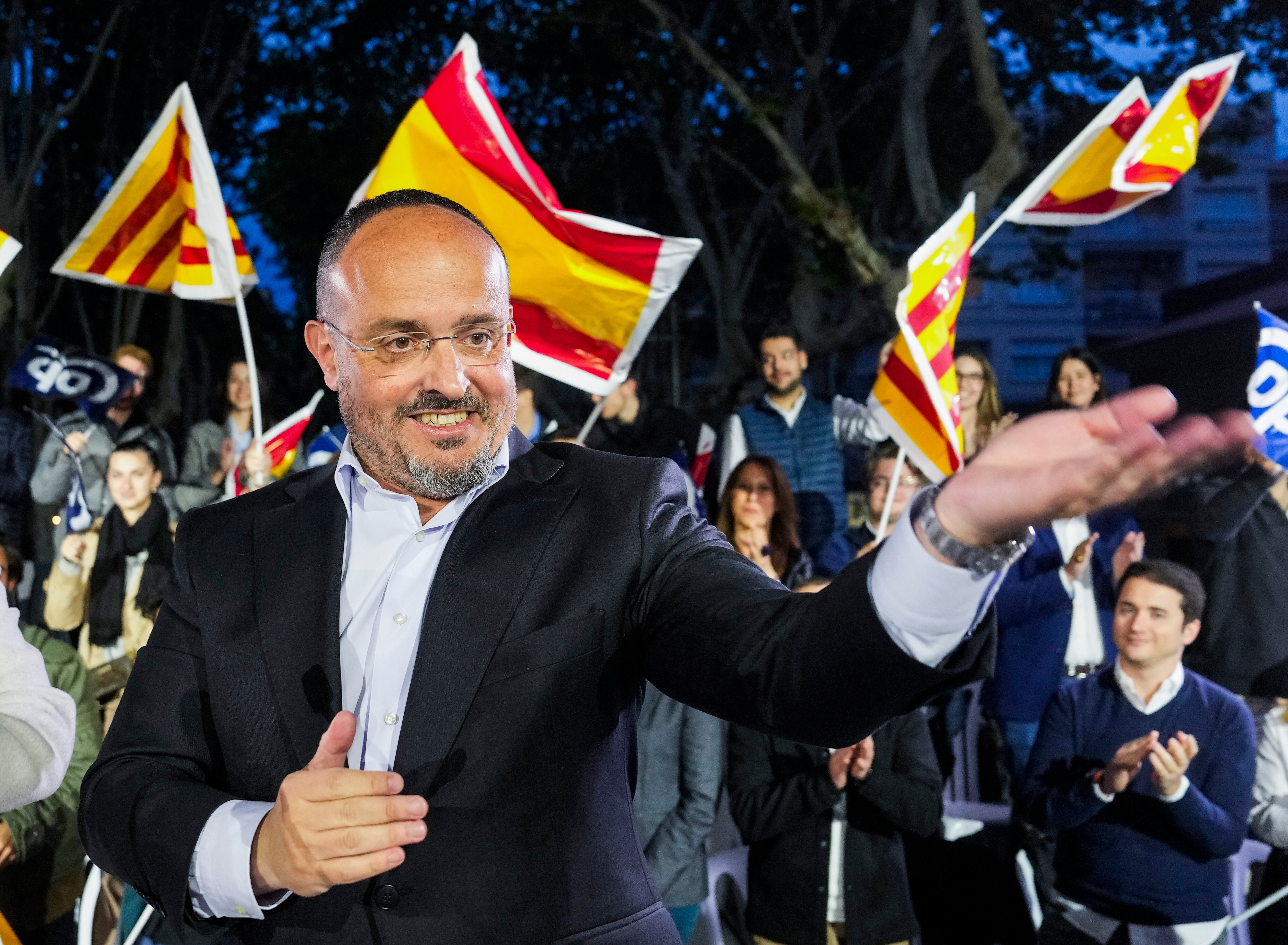 CASTELLDEFELS (BARCELONA), 25/04/2024.- El candidato del PP a la Generalitat, Alejandro Fernández, durante el acto de inicio de campaña que los populares han celebrado hoy jueves en Castelldefels, en Barcelona. EFE/Enric Fontcuberta.