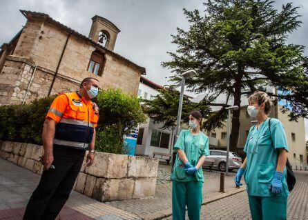 José Ljuis García con personal sanitario