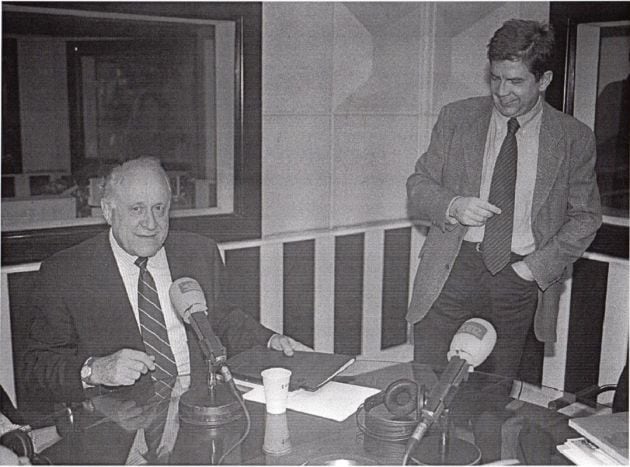 Xabier Arzalluz, Presidente del EBB, y Javier Torrontegui, Director de Contenidos de Cadena SER Euskadi en los estudios de Radio Bilbao en octubre de 1997