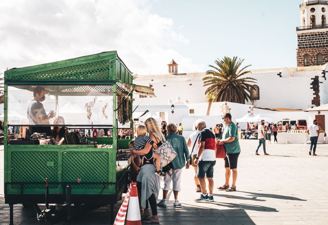 La zona comercial abierta y de restauración de las calles del Conjunto Histórico acogió una dinámica jornada en la que se superaron las expectativas de visitantes y de ventas.