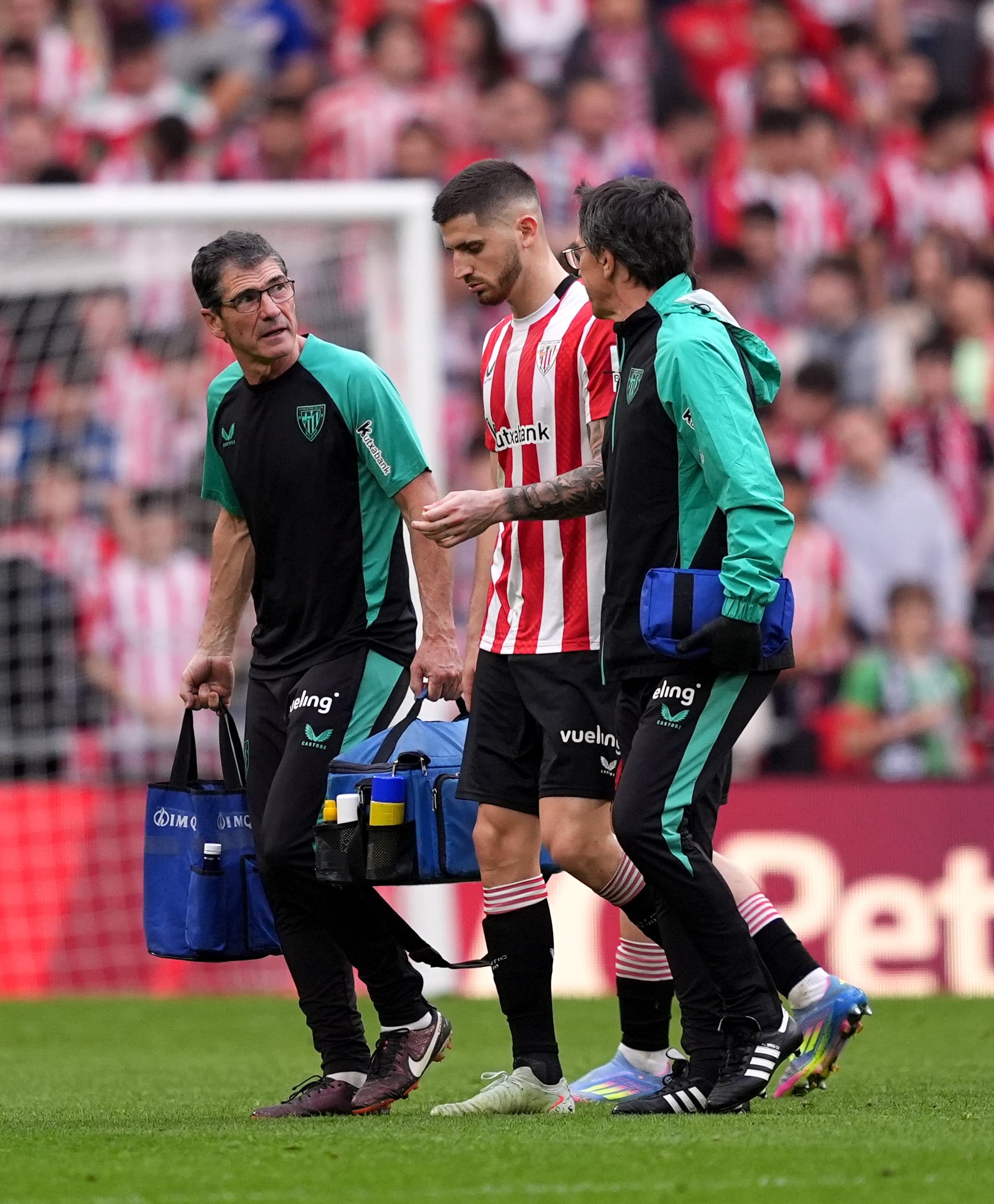 BILBAO, SPAIN - APRIL 23: Oihan Sancet of Athletic Club reacts, as he leaves the pitch due to a injury during the LaLiga match between Athletic Club and UD Las Palmas at Estadio de San Mames on April 23, 2025 in Bilbao, Spain. (Photo by Juan Manuel Serrano Arce/Getty Images)